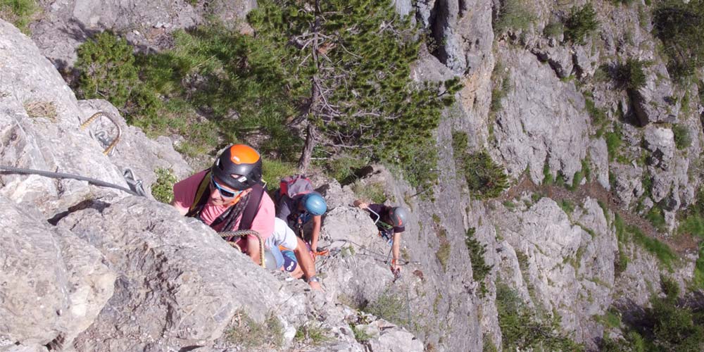 quatre personnes encordées font des l'escalade l'été aux Orres